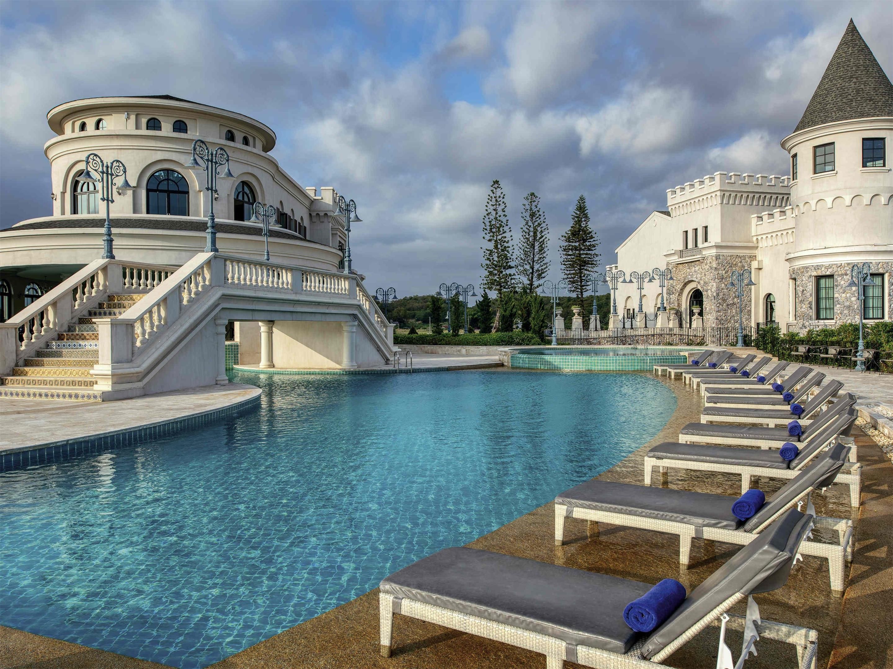 حوض السباحة