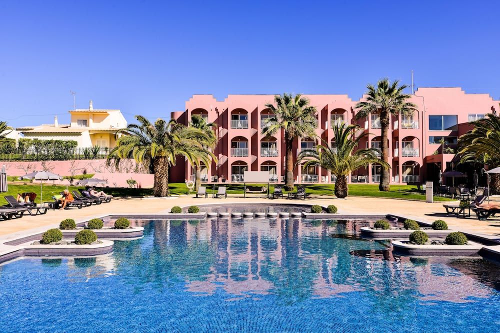 حوض السباحة