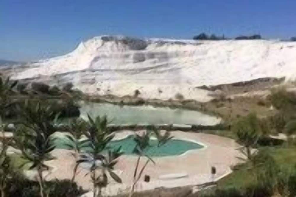 حوض السباحة