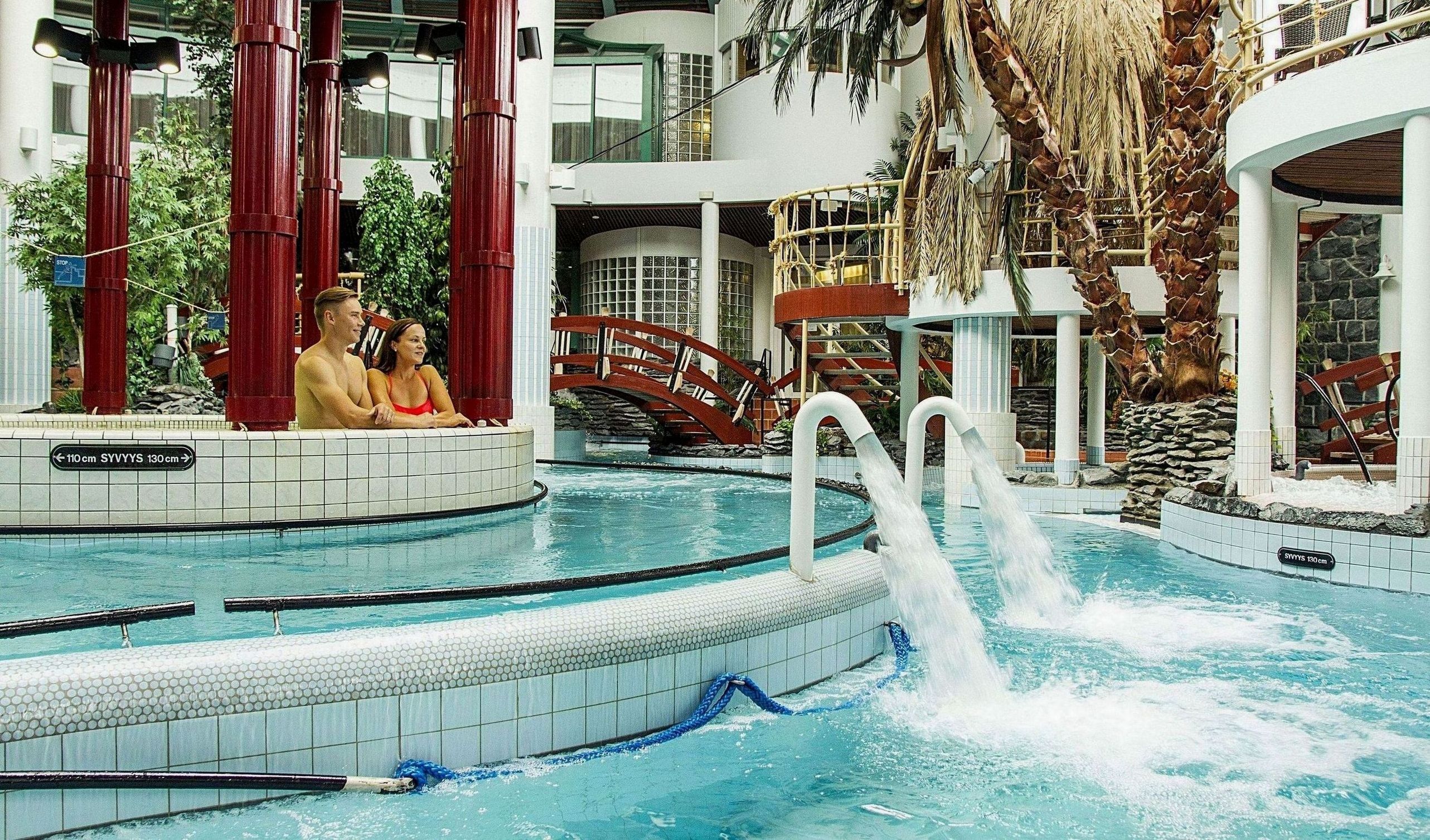 حوض السباحة