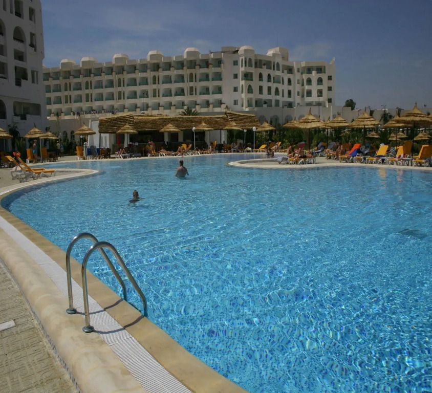 حوض السباحة