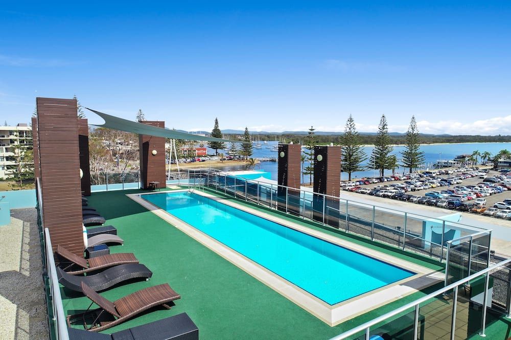 حوض السباحة