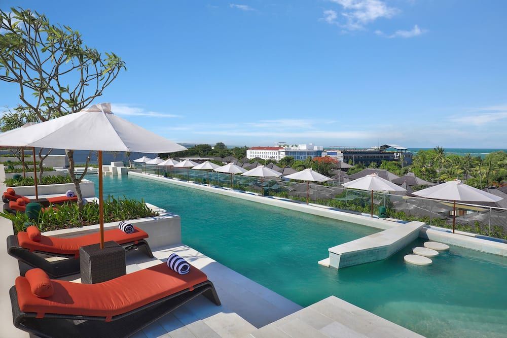 حوض السباحة