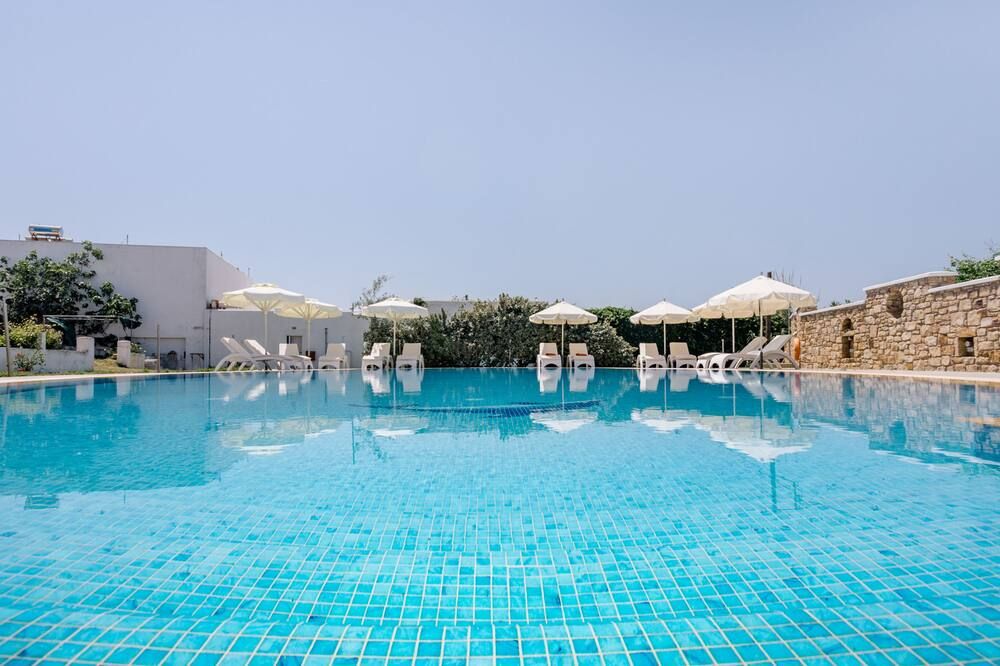 حوض السباحة