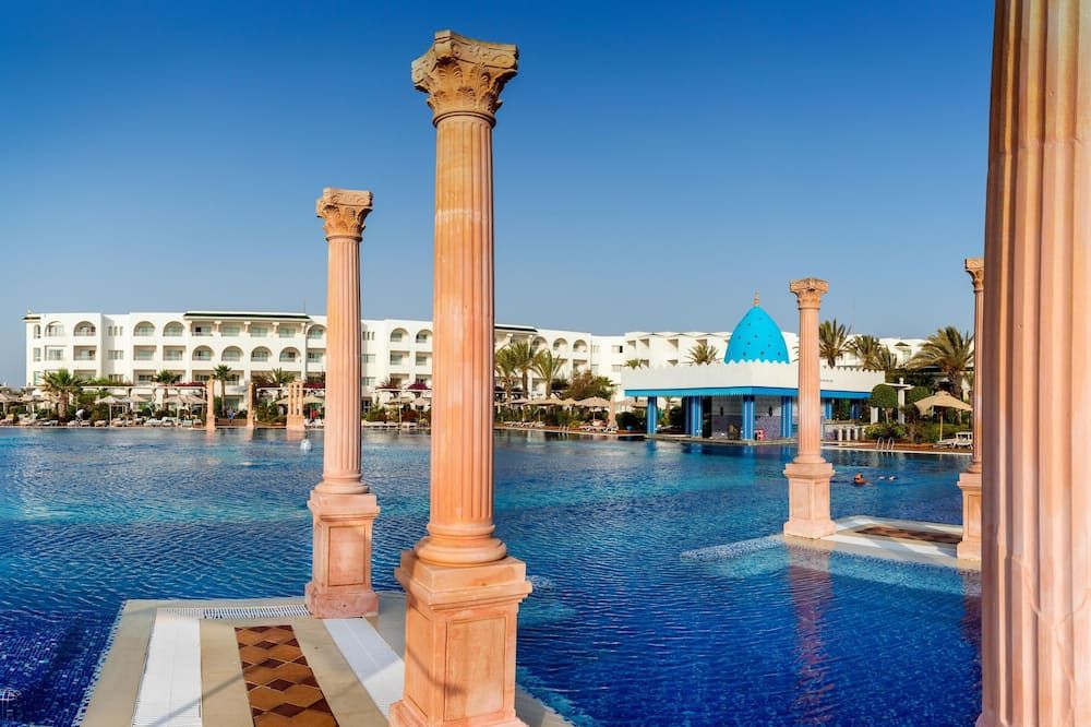 حوض السباحة