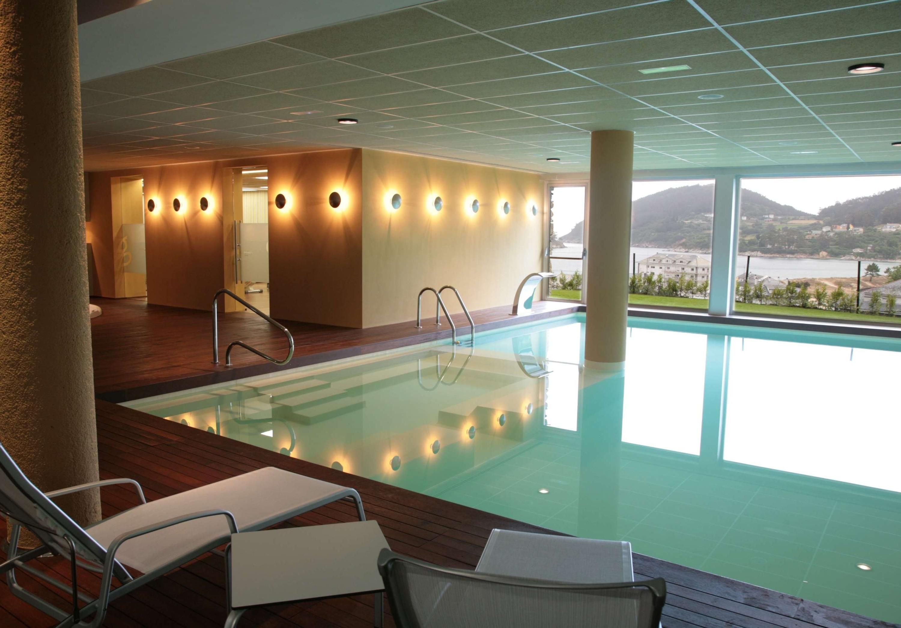 حوض السباحة