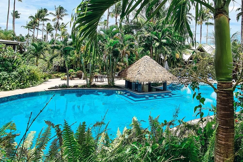 حوض السباحة