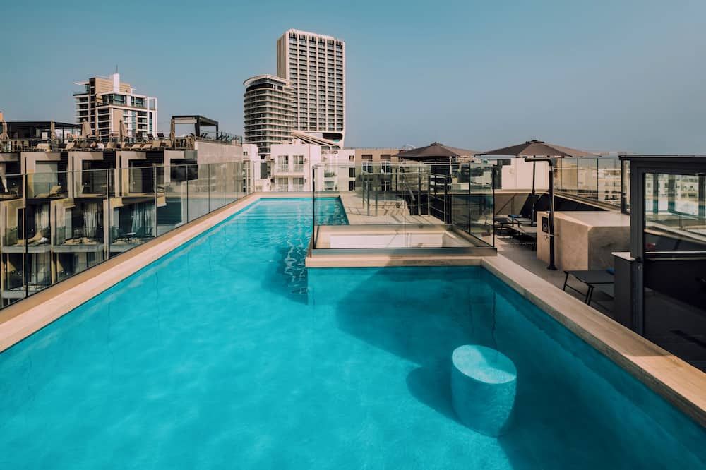 حوض السباحة