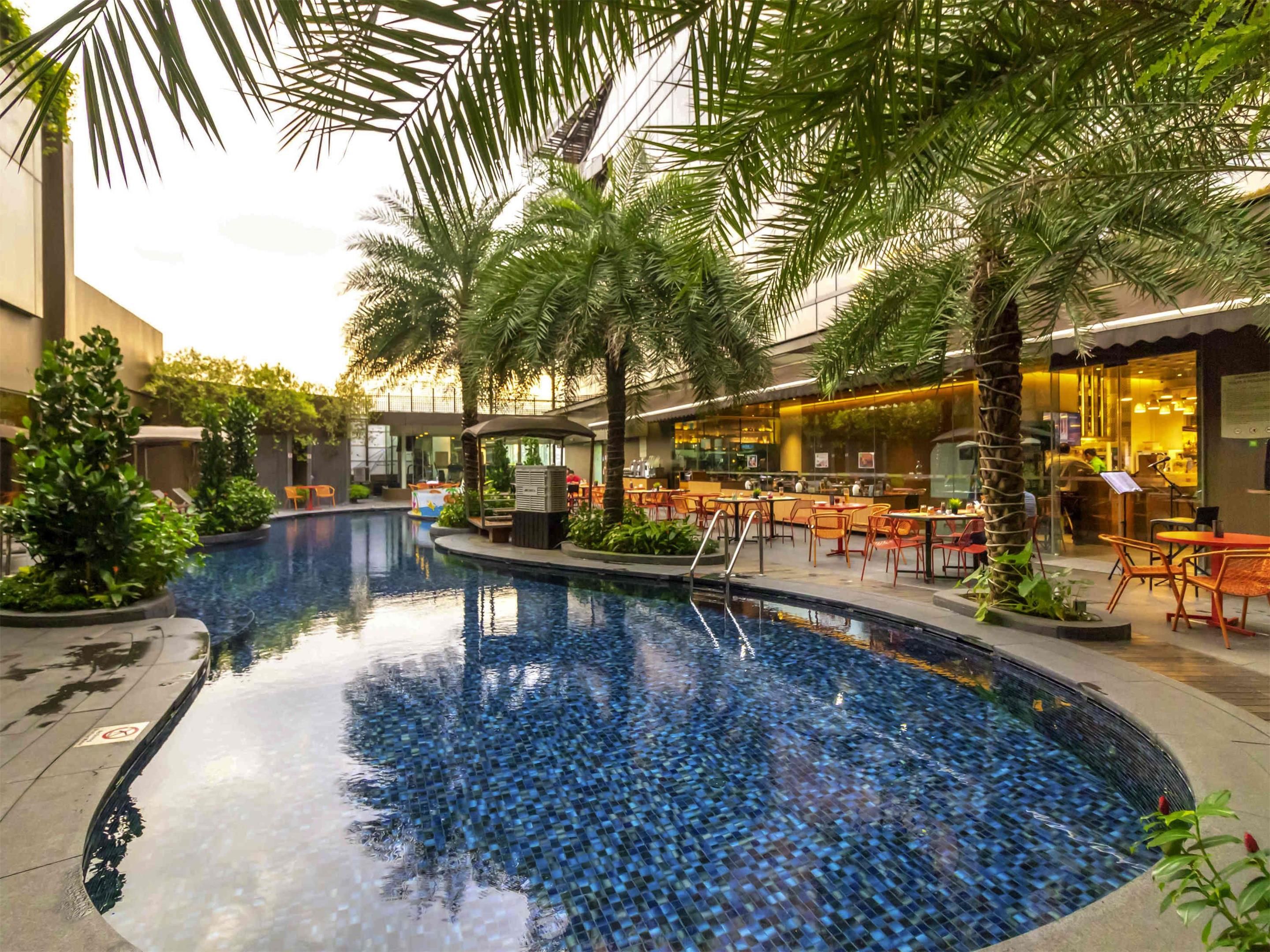 حوض السباحة