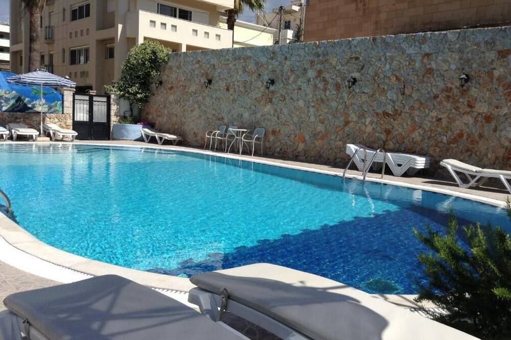 حوض السباحة