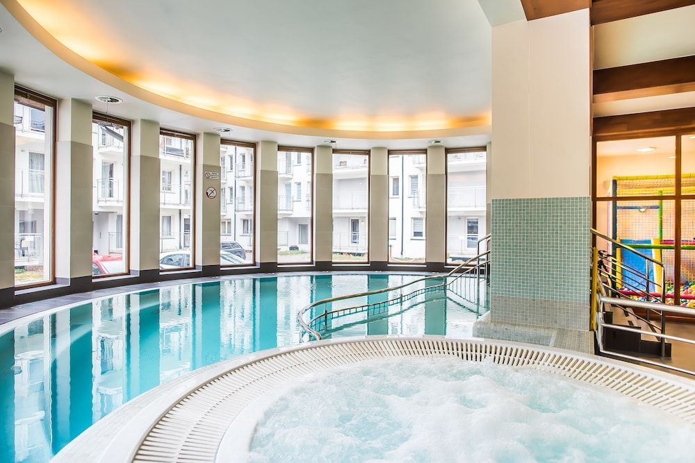 حوض السباحة