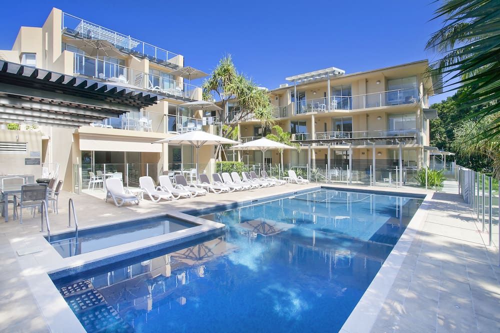 حوض السباحة