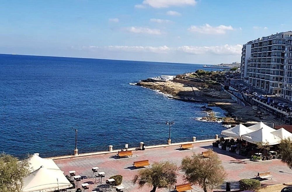 شرفة مرصوفة صورة