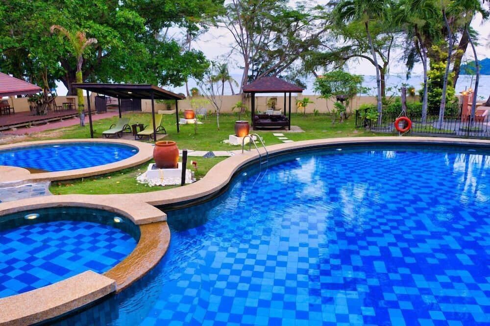 حوض السباحة