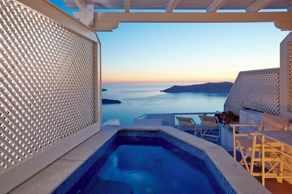 حوض السباحة