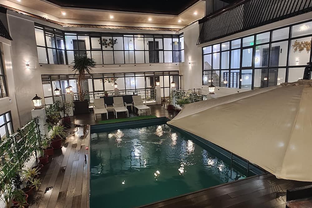 حوض السباحة