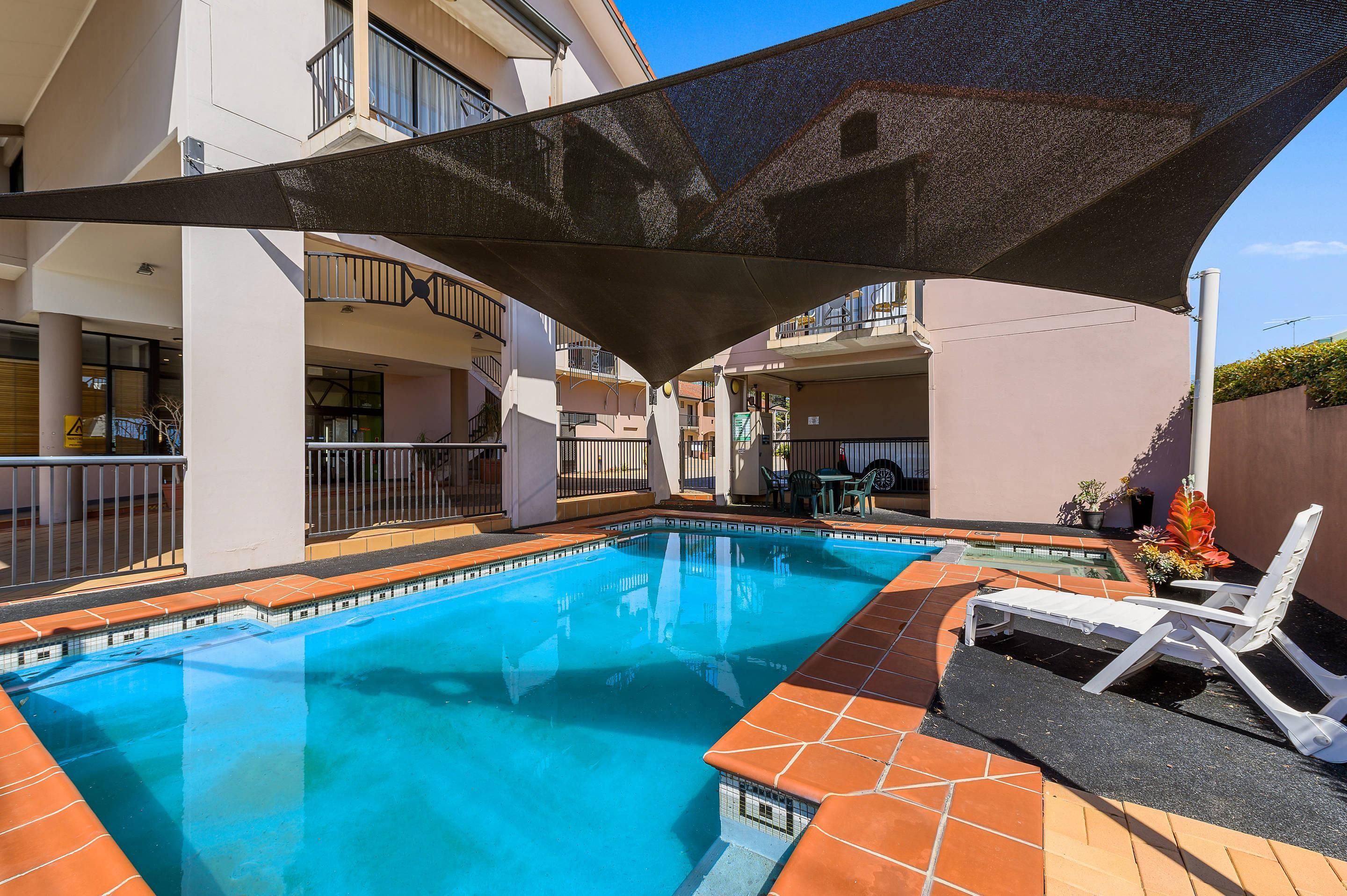 حوض السباحة