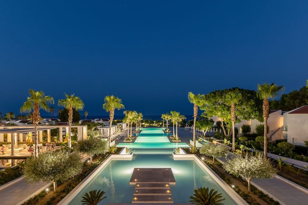 حوض السباحة