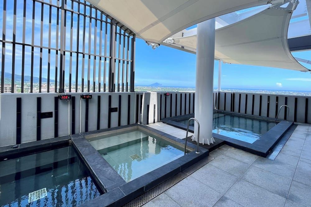 حوض السباحة