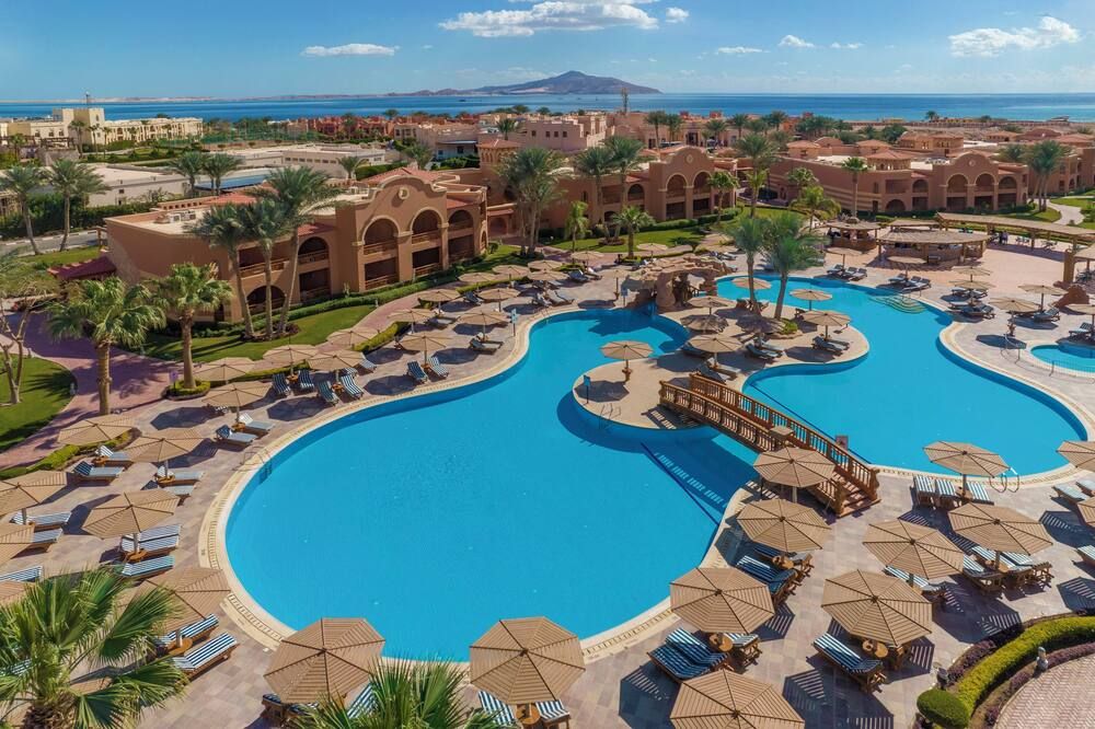 حوض السباحة