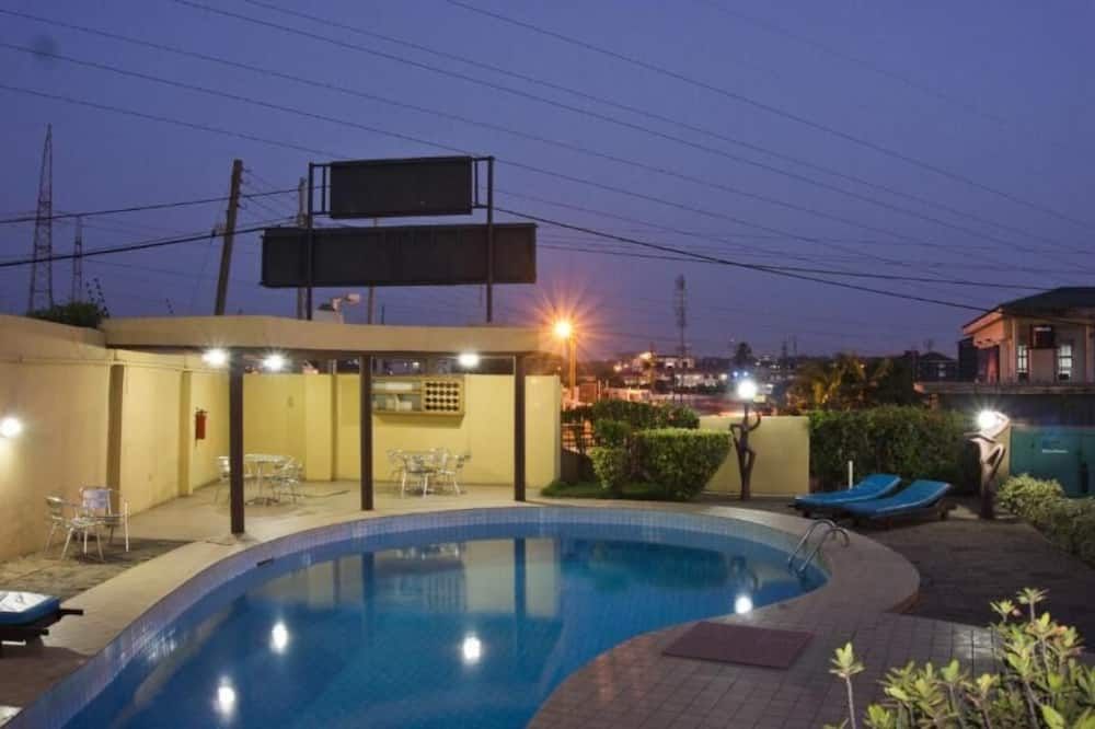 حوض السباحة صورة