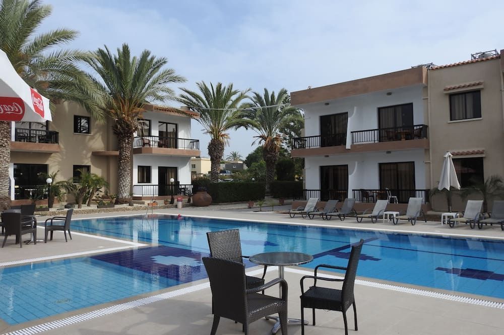 حوض السباحة