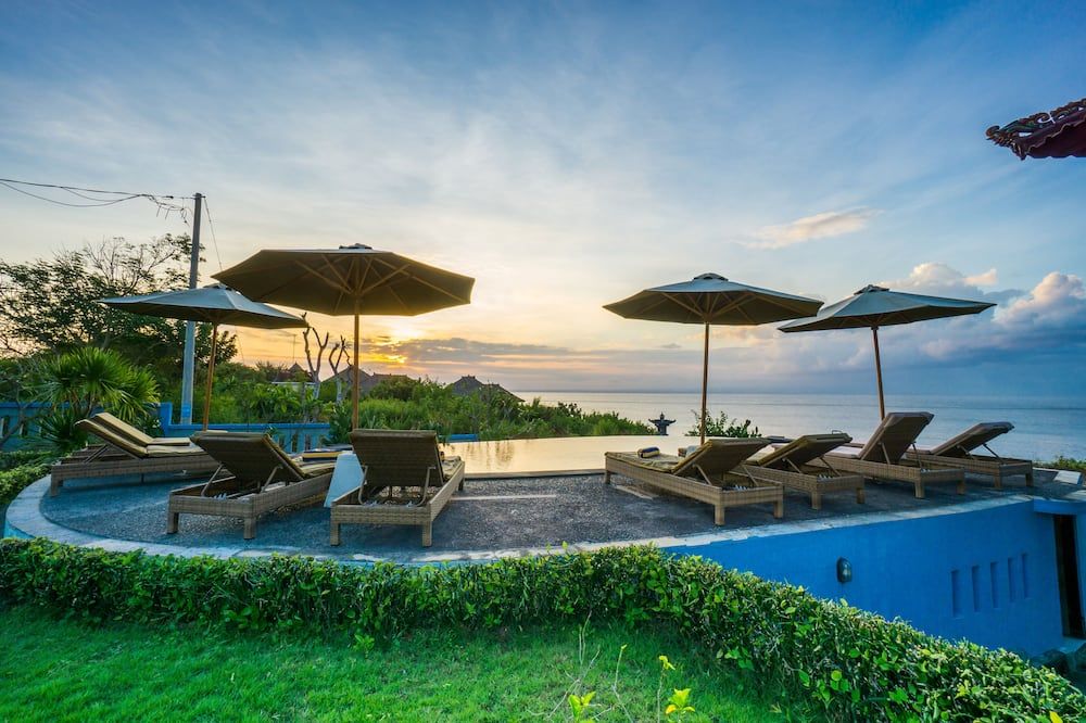 حوض السباحة