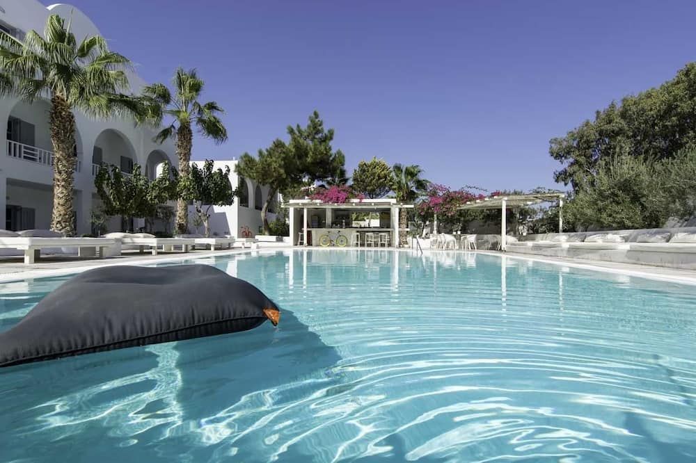 حوض السباحة