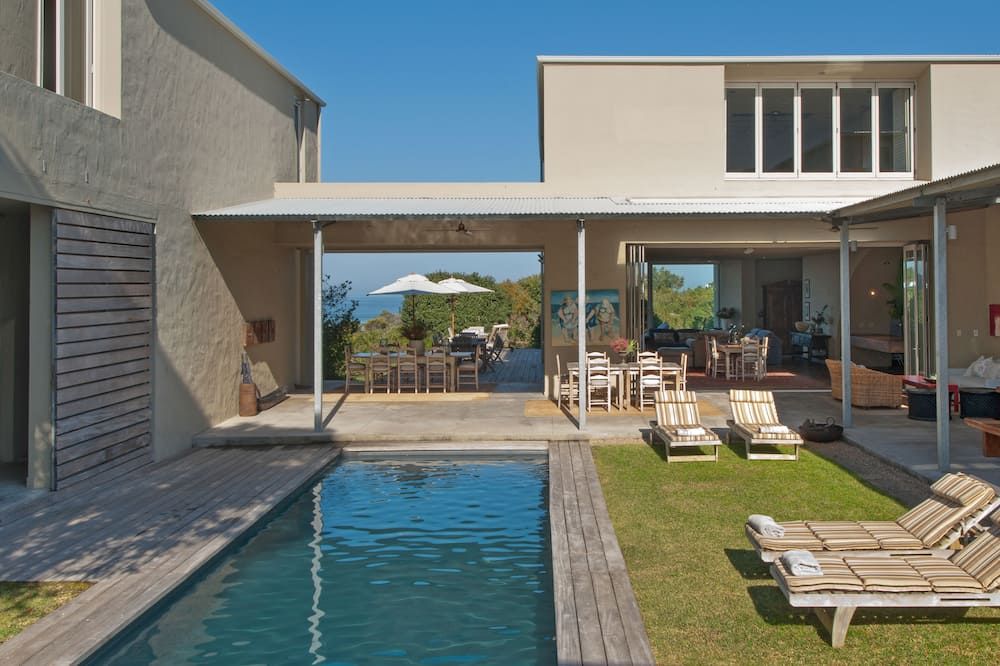 حوض السباحة