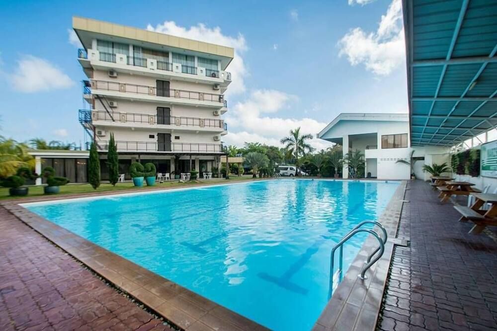 حوض السباحة