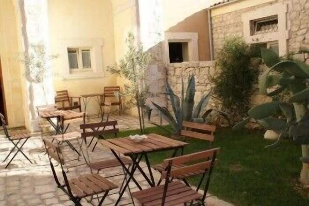 شرفة مرصوفة