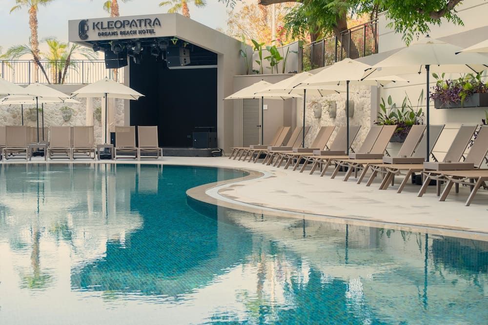 حوض السباحة