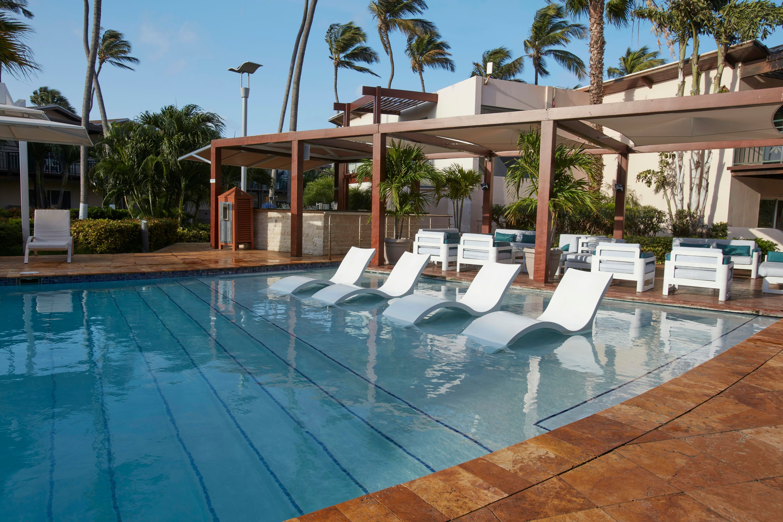 حوض السباحة