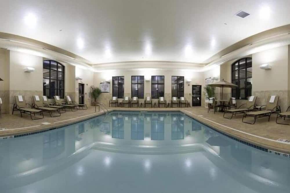 حوض السباحة