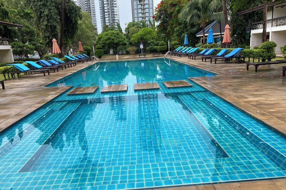 حوض السباحة