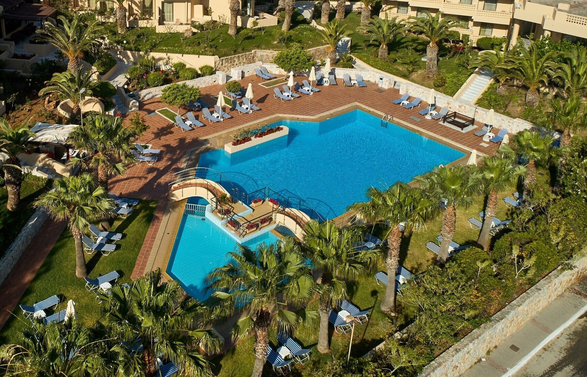 حوض السباحة