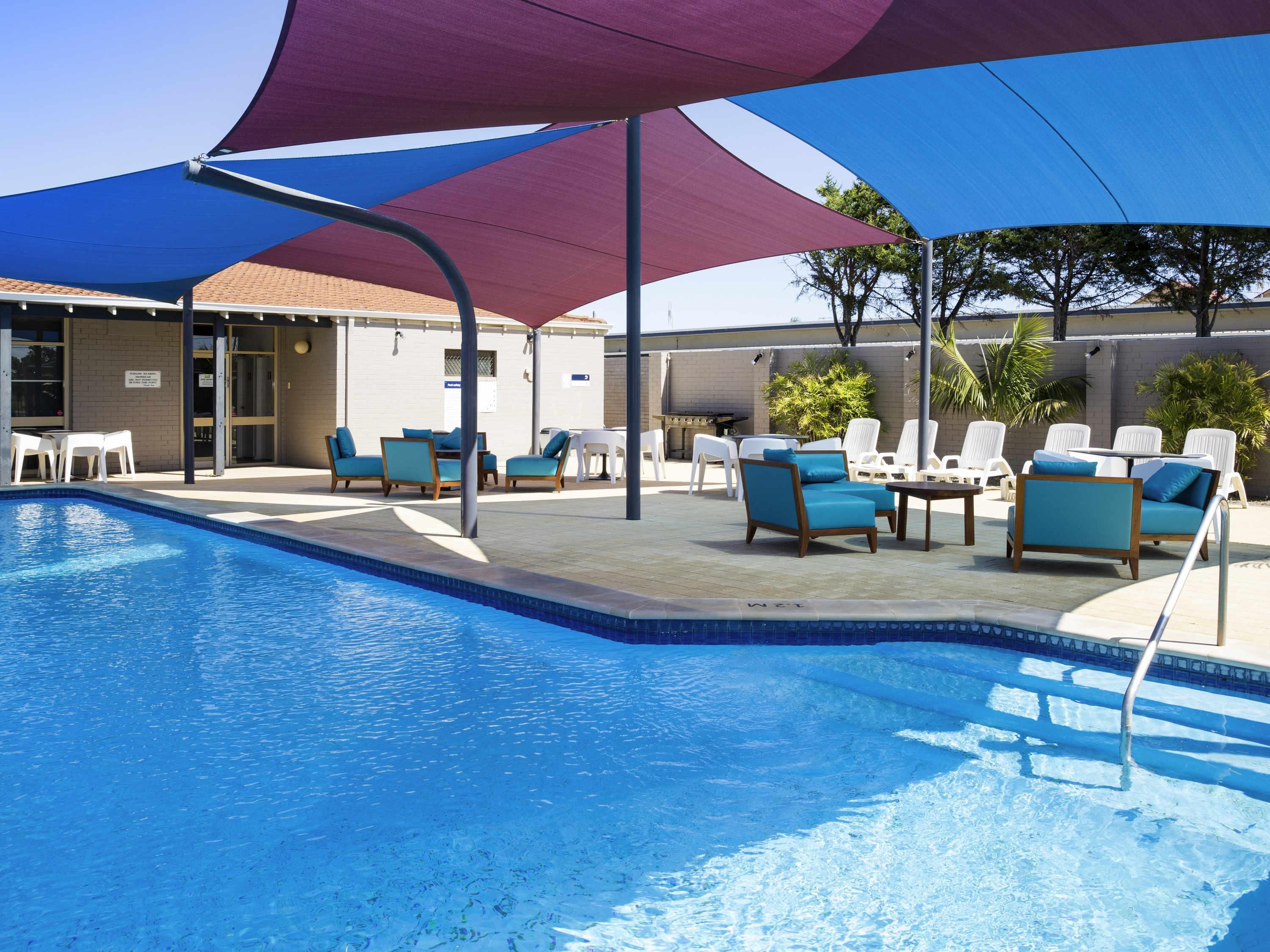 حوض السباحة