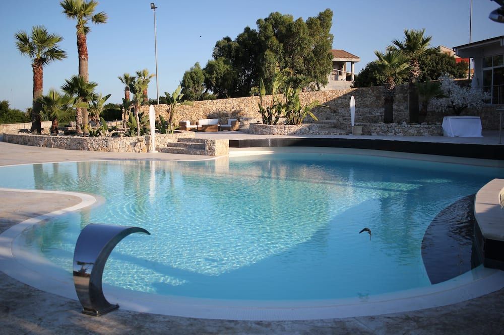 حوض السباحة