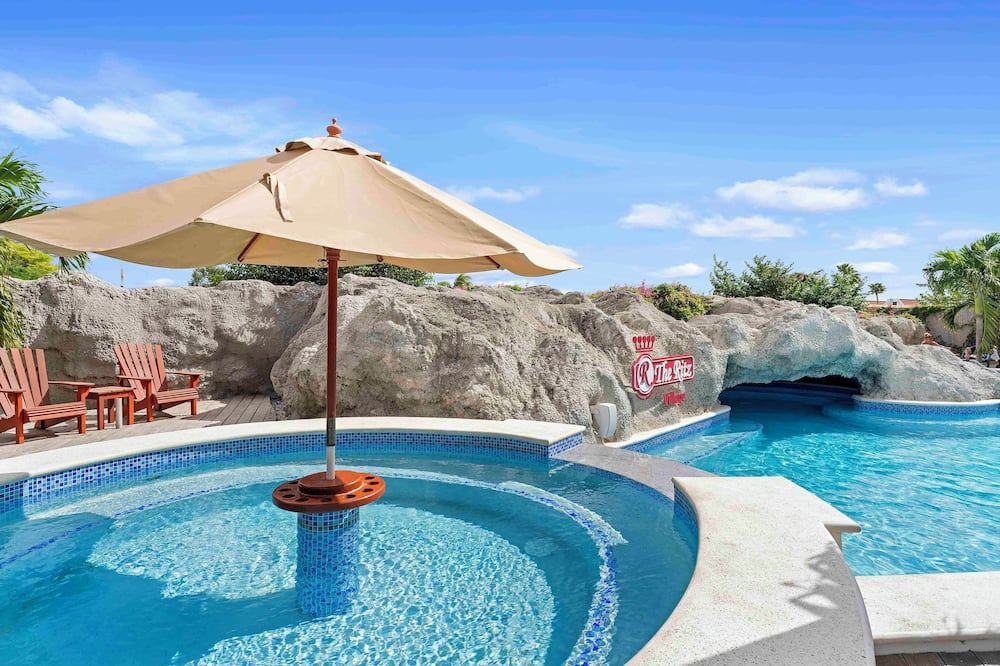 حوض السباحة