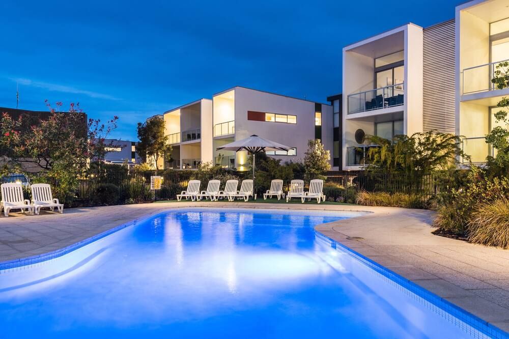 حوض السباحة