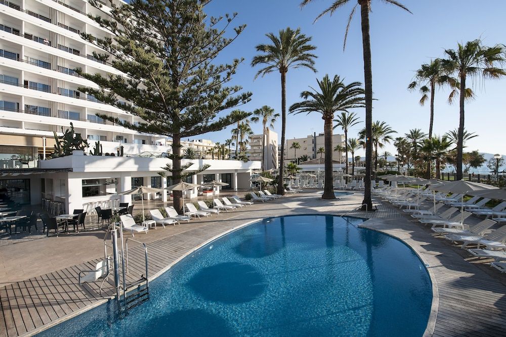 حوض السباحة