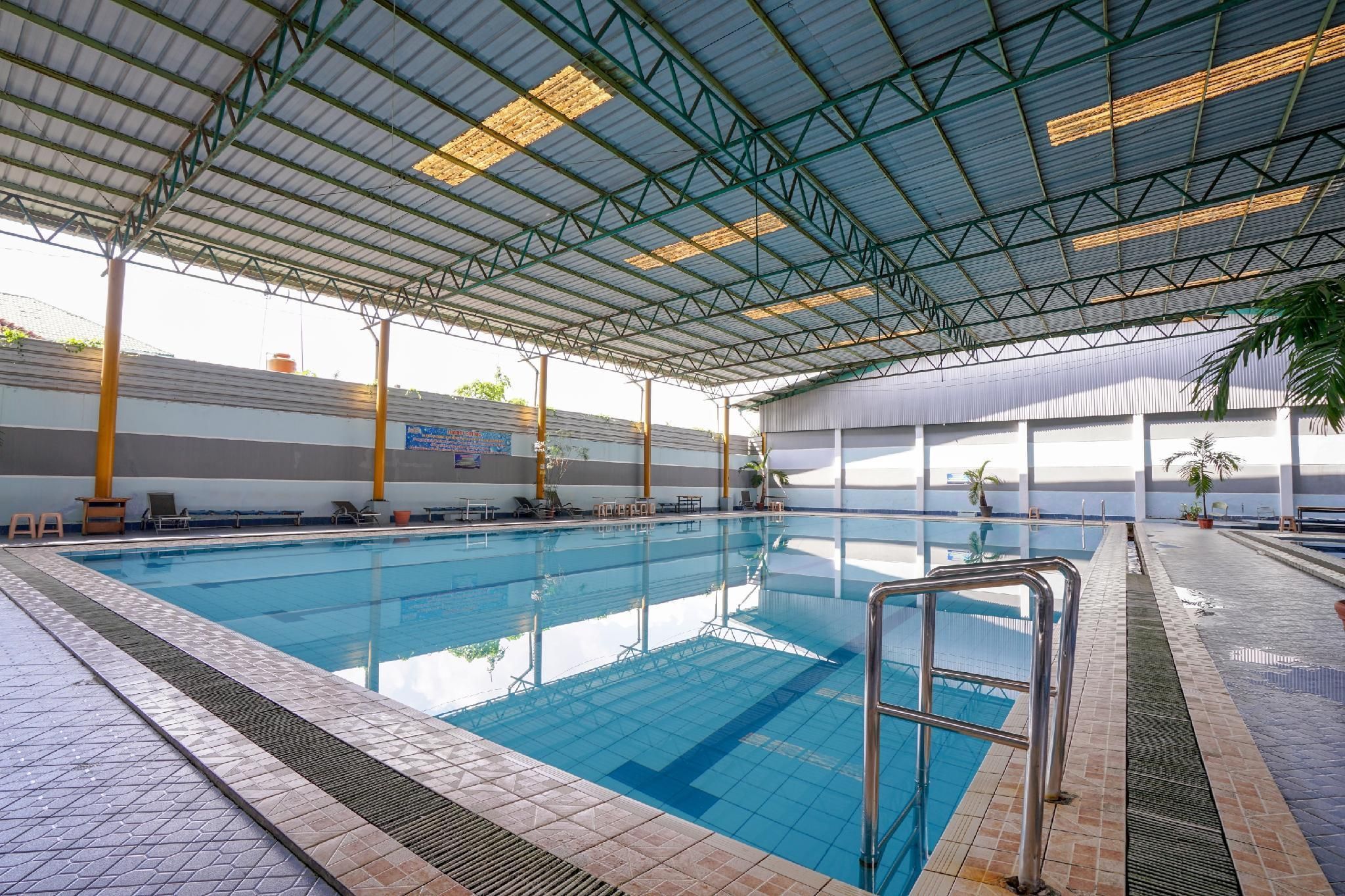 حوض السباحة