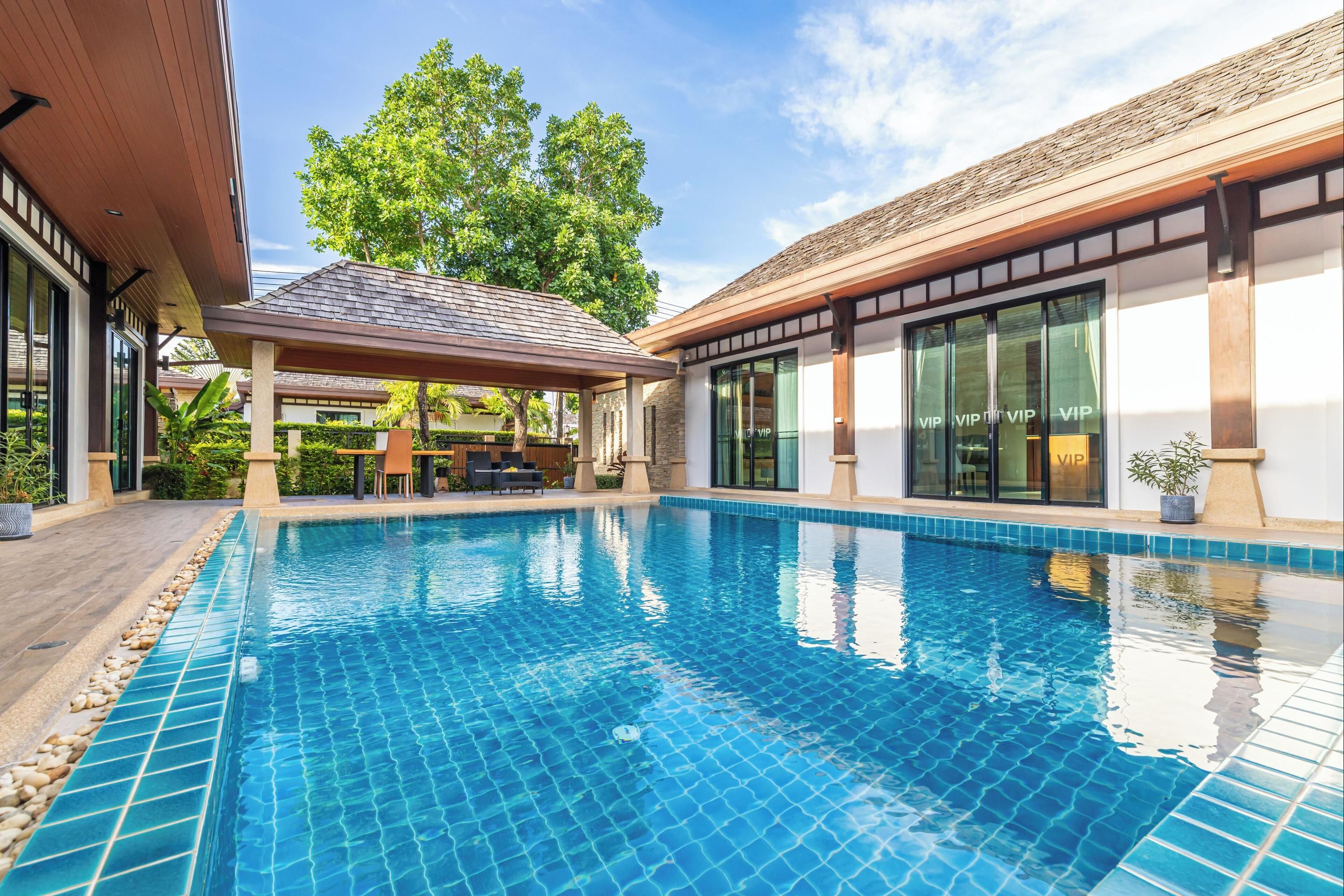 حوض السباحة