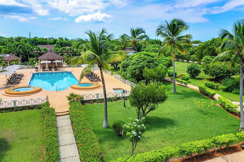 حوض السباحة