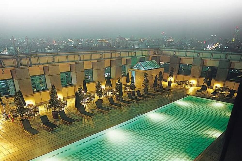 حوض السباحة