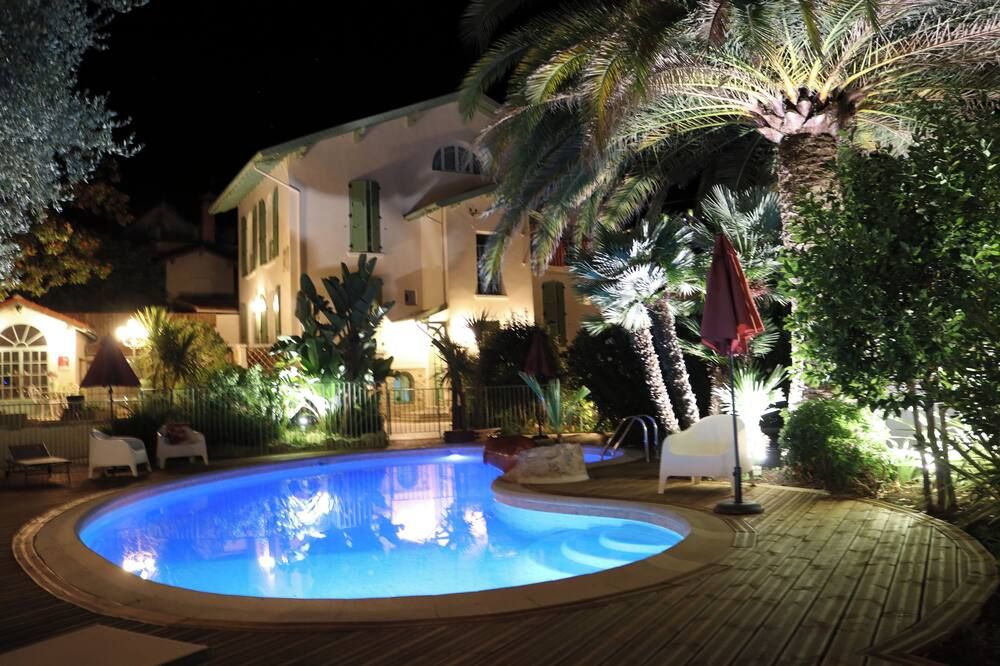 حوض السباحة