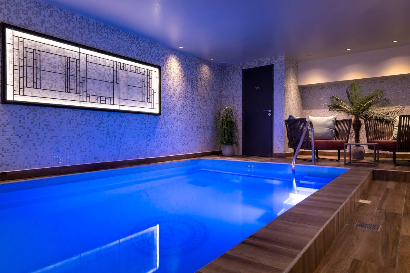 حوض السباحة