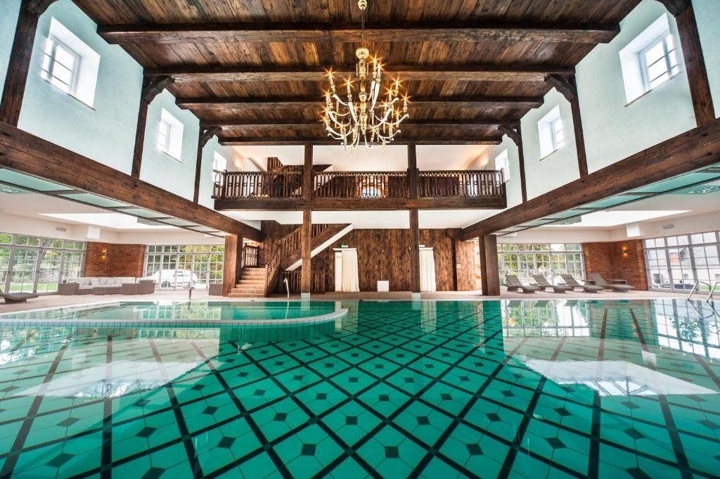 حوض السباحة