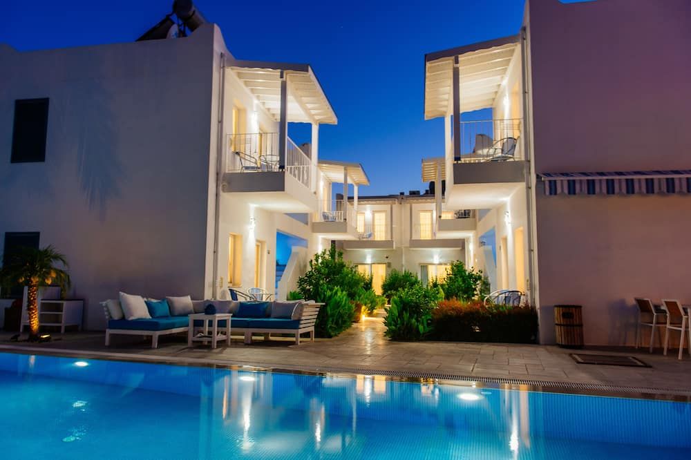 حوض السباحة