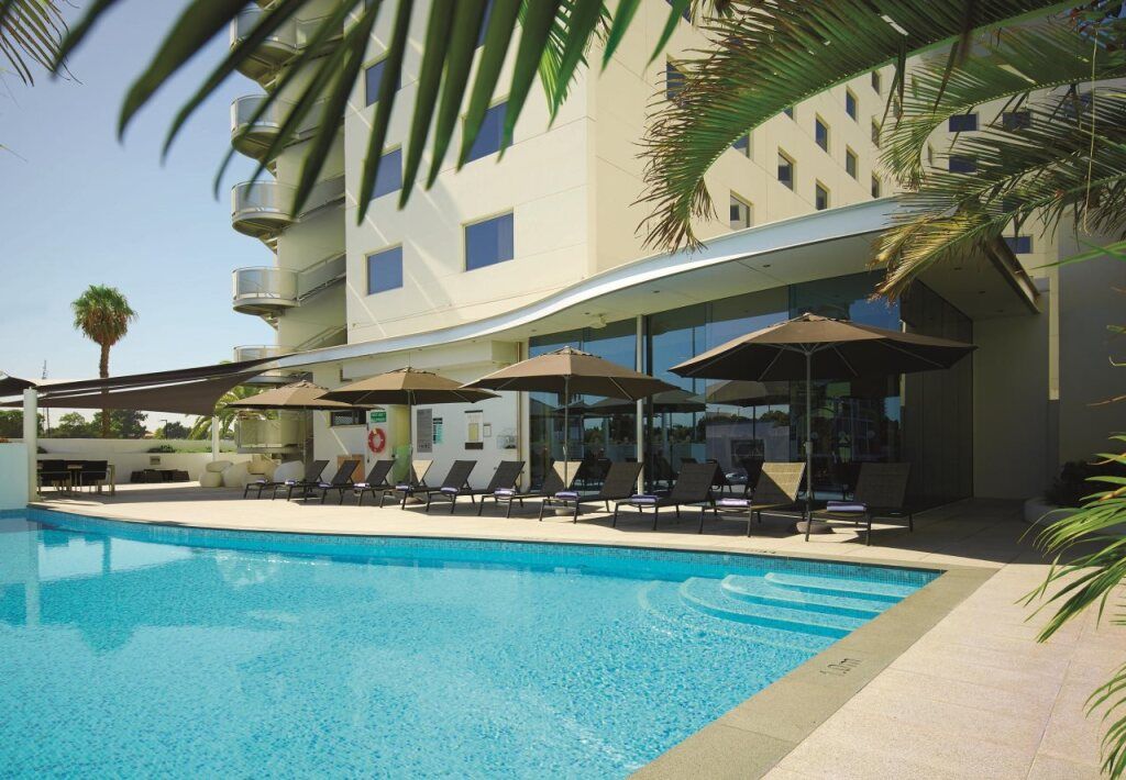 حوض السباحة